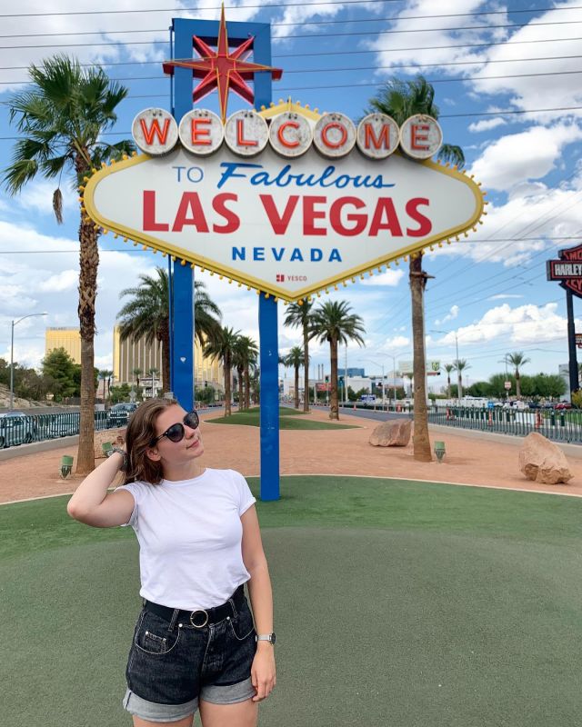 Welcome! Tak jak kilka lat temu witało się ze mną Las Vegas - tak ja witam się z wami! Mam na imię Natalia i od trzech lat jestem lektorką języka angielskiego 🇬🇧 miłość do języków dojrzewała we mnie całe życie - i była równie burzliwa, co niejeden związek. Z wykształcenia - filolożka i (prawie) specjalistka od marketingu internetowego (jeszcze rok!). Na tym profilu będę dzielić się z wami tym, czym otaczam się na codzień - językiem angielskim, Stanami Zjednoczonymi, świetnymi książkami i niesamowitymi filmami. Stay tuned! ✨ a wy, czym się pasjonujecie? #english #engilshlesson #englishlearning #instagood #travel #travelphotography #lasvegas #usa #teacher #teachenglish #lecturer #tutor #languagelearning #languages #foreigner #szczescie #naukaangielskiego #naukaonline