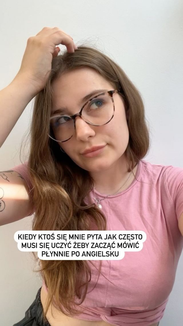 Kiedy ktoś zapisuje się do mnie na zajęcia często pyta ile godzin w tygodniu będzie potrzebował, żeby wejść na dany poziom/ mówić płynnie. Zawsze wtedy powtarzam, że konieczna jest systematyczność i nie tylko praca z lektorem/ lektorką, a praca własna, którą wykonujemy sami w domu ucząc się języka obcego. Często praca samodzielna, kiedy wejdzie w krew może być przyjemnością. Bo czemu nie… ✨ oglądać Bridgertonów po angielsku (lub z angielskimi napisami)? ✨ posłuchać jakiegoś fajnego amerykańskiego podcastu w drodze do pracy? ✨ przeczytać w oryginale swietnie zapowiadającą się książkę, która po polsku będzie wydana dopiero w listopadzie? ✨ porozmawiać z kimś mądrym (sobą… 🤣 lub ewentualnie przyjaciółką/ kimś z rodziny) po angielsku? ✨ przeglądać reelsy/ profile na ig, które publikują tylko w języku obcym? ✨ pouczyć się z nami - insta nauczycielkami 🤪? Jest tyle świetnych sposobów by być codziennie z angielskim! Wiec dlaczego nie? 🤨 a wy, co robicie z angielskim na codzień? #angielski #angielskionline #angielskinacodzień #codziennyangielski #studygram #bookstagram #nauka #jezykiobce #jezykangielski #polishteacher #polishtutor #instagood #instalove #happy #learnenglish #naukawdomu #onlineteaching